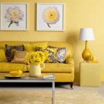 Sofa kuning terang melawan dinding pasir berwarna
