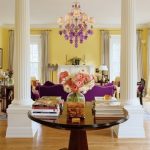 Keltainen-violetti olohuone