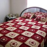 Fehér és piros motívumok ágytakaróhoz