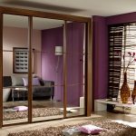 Trä garderob med tre speglade dörrar