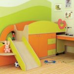 Kindermeubilair: een bed met een glijbaan en een tafel van Vykatny
