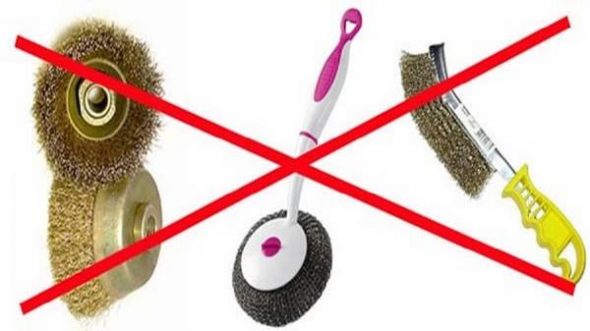 L'uso di spazzole dure e abrasivi è severamente vietato.