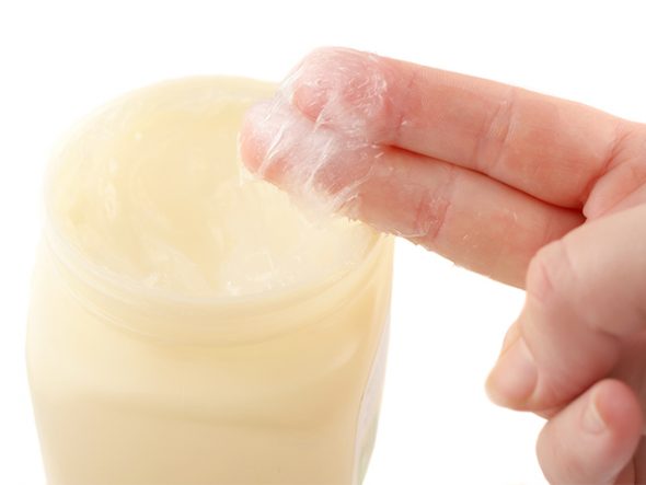 Breng na het reinigen een dikke crème, vaseline of olie aan op het oppervlak