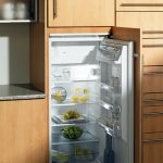 Réfrigérateur dans le placard - pratique et pratique