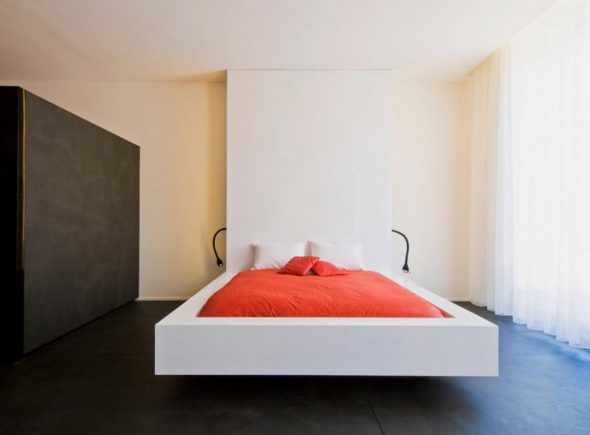Superbe lit dans la chambre dans le style du minimalisme