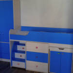 En uppsättning möbler i barnkammaren