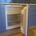 Mini frigo dans une petite cuisine pour une petite famille