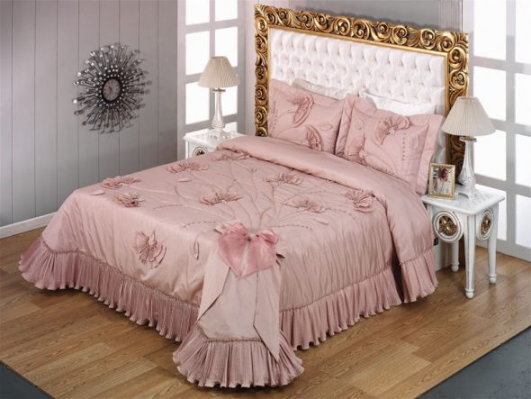 Finom rózsaszín ágytakaró