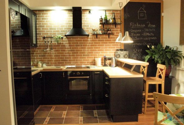 Original loft-stil kök med svarta möbler