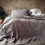 Skydda på en säng av naturlig lin