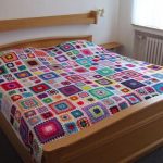 Versione multicolore della coperta sul letto