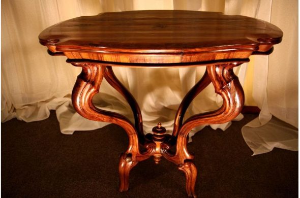 שולחן עשוי עץ