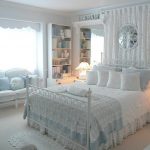 Sovrum i pastellfärger med vackra ornament