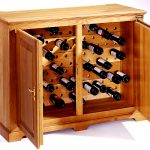 Dřevěná skříňka na víno s dveřmi
