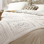 Gebreide deken met kussens voor een groot bed