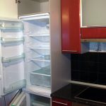 Armoire haute pour le réfrigérateur dans la couleur de la cuisine