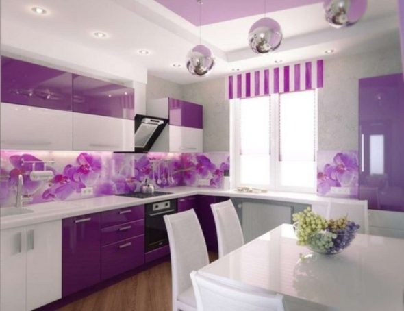Bílá lila kuchyně