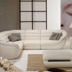 Sofa putih untuk kawasan relaksasi