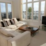 Sofa beige untuk ruang tamu yang luas dengan teres terbuka