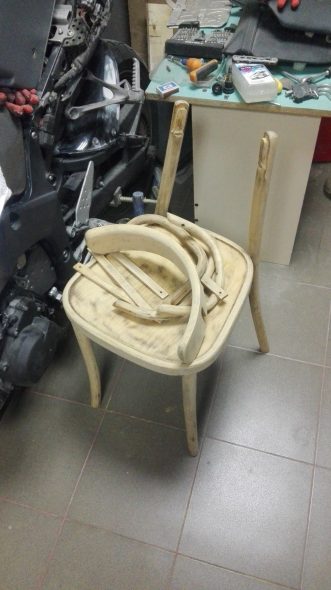 פירוק חלקים של הכיסא