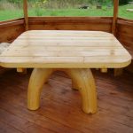שולחן עץ הוא תכונה חיונית של arbor