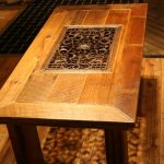 Fából készült asztal kovácsolt ráccsal a közepén
