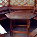 Tavolo in legno nel gazebo con le proprie mani