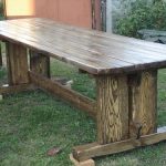 Pitkä tilava puinen pöytä