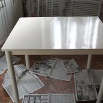 Pro pokrytí stolu bude nutné použít rozpouštědlový smalt ve dvou různých barvách.