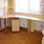 Dvoulůžkový pokoj s psacím stolem u okna