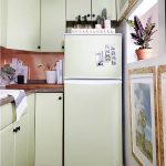 Om kylskåpet inte är inbyggt i headsetet och inte passar in i kökets inre, kan du limma det och möbelfronter av samma ton