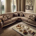 Ruang tamu dengan sofa di sudut gaya klasik