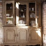 Kunstmatig verouderd meubilair van hoge kwaliteit in de stijl van de Provence