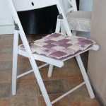 Vierkante paarse zitting op een stoel in de stijl van de Provence