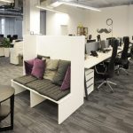 Vila i ett stort kontor med arbetsplatser
