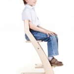 A modell biztosítja a test helyes elhelyezkedését a székben.