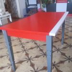 Malovaný dřevěný stůl