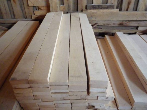 Dřevo pro výrobu stolu