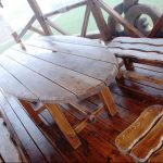 Oválný dřevěný stůl