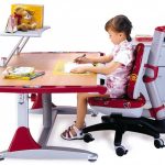 A gyermekkel együtt dolgozó asztal és szék