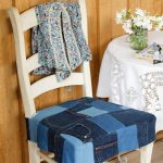 Tyyny vanhojen farkkujen tuolille