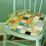 Tyyny värillisten neliöiden tuolilla