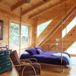 Tempat tidur yang ditangguhkan dengan kain rentang ungu