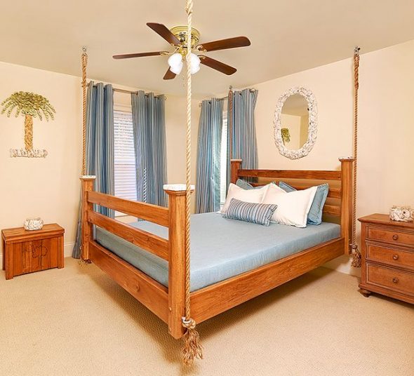 Upphängd säng i tropisk stil