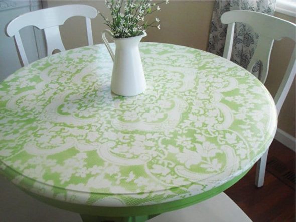 De tafel schilderen met tule