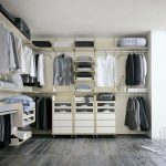 Eenvoudige en eenvoudige kleedkamer