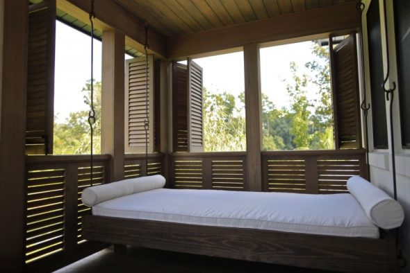 Rektangulär hängande säng på verandaen