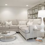 Elegantní bílá pohovka pro obývací pokoj