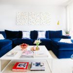 Blå velour soffa i vitt rum