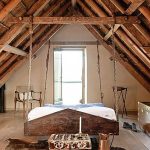 Camera da letto con un letto sospeso in stile loft